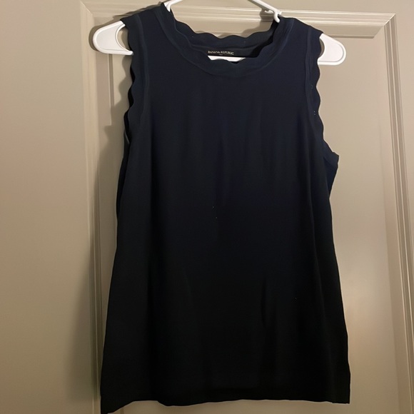 Banana Republic blue sleeveless sweater with scalloped neck and sleeves, size xs - Picture 2 of 3
